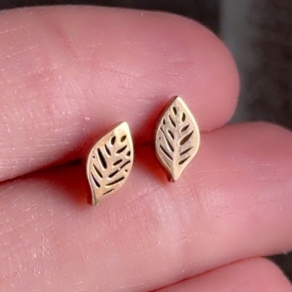Delicate Rose Gold Leaf Studs - Hypoallergenic Small Studs for Everyday Elegance - Picture 5 of 6